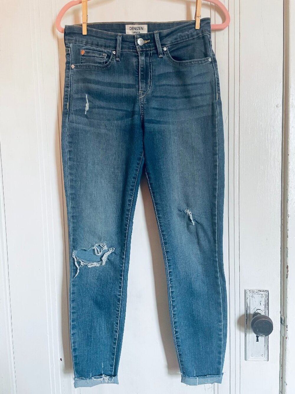 Size 4 Distressed Women's Denizen by Levi's Jeans